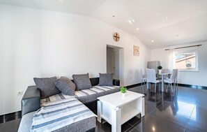 TV - Amazing apartment in Vrsi with kitchen (Vrsi)