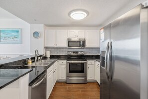 Frigorífico, microondas, horno y placa de cocina