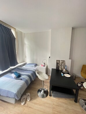 1 bedroom, desk, WiFi