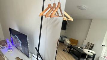 Een smart-tv, tafelvoetbal en boeken