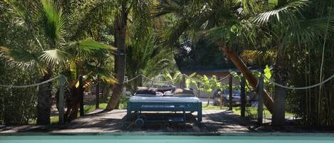 حمّام سباحة مُدفَّأ