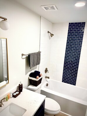 Een haardroger, handdoeken, zeep, shampoo