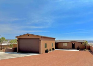Exterior - The Hideaway - 50 Mile Views, Sleeps 8, Big Garage (Page)