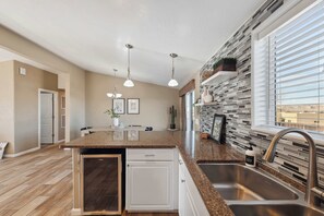 Fridge, microwave, oven, stovetop - The Hideaway - 50 Mile Views, Sleeps 8, Big Garage (Page)