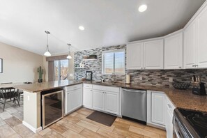 Fridge, microwave, oven, stovetop - The Hideaway - 50 Mile Views, Sleeps 8, Big Garage (Page)