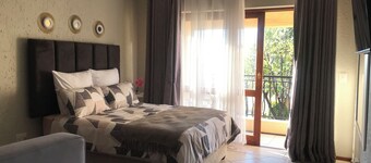 Cosy studio apartment in the heart of Fourways l Near Monte Casino with balcony