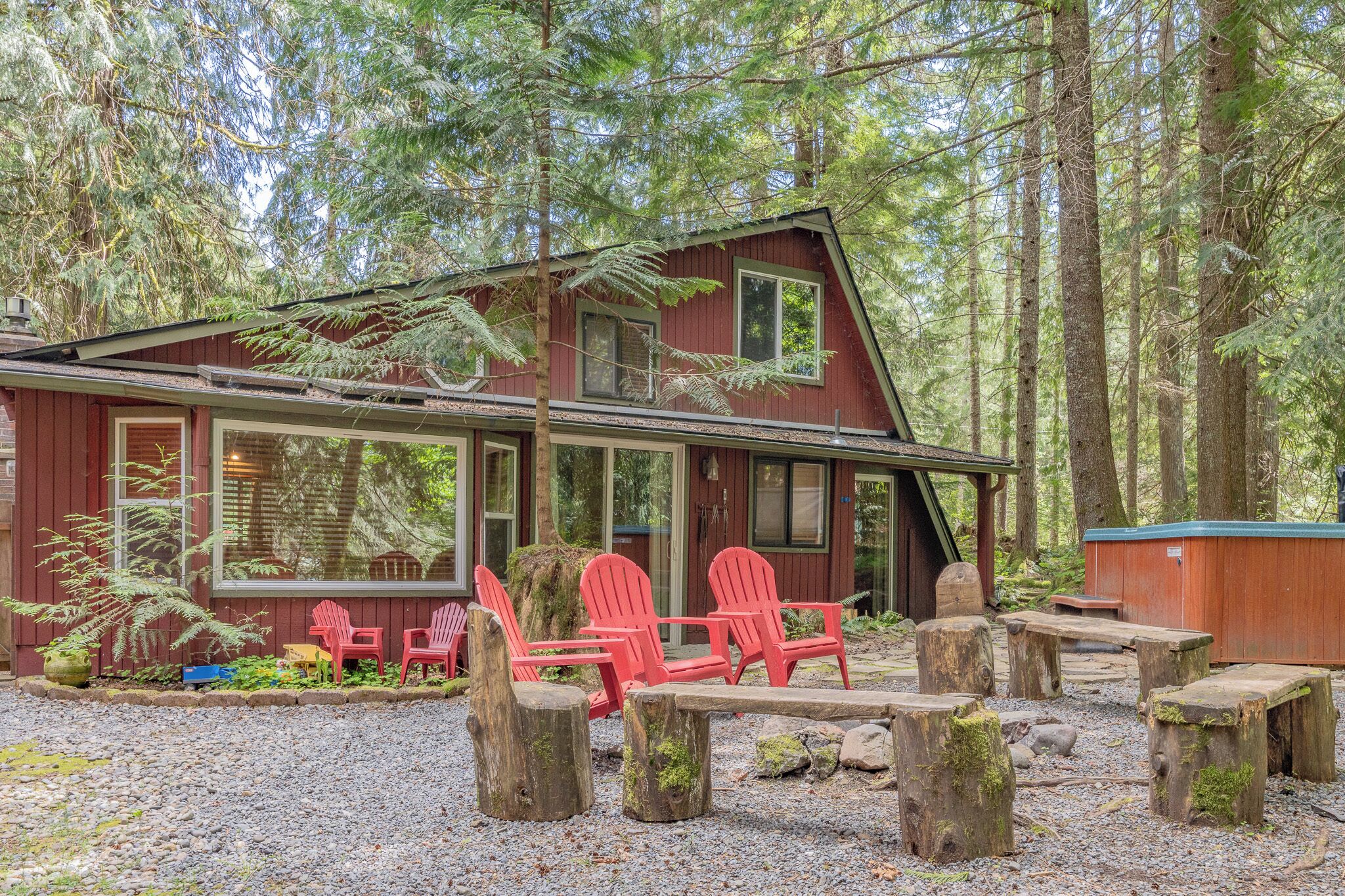 Unique Cabin at Entrance to Mt. Rainier w/ Hot Tub