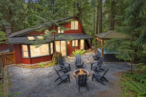 New Rainier Forest Lodge w/ Hot Tub-Fireplace-EV-WiFi