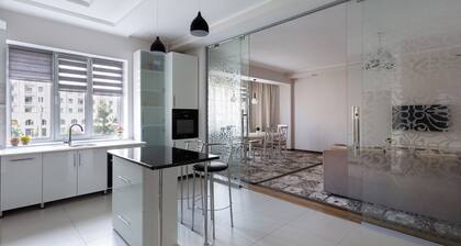 Cozy apartment in the city center: guarded yard, kids area. Near by Oloy bazaar.