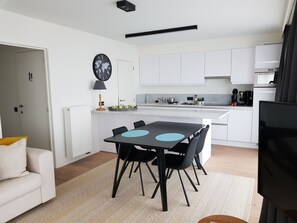 Apartamento panorâmico, 1 cama Queen, vista para o mar | Área de estar