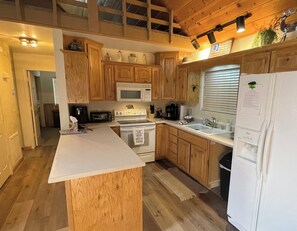 Fridge, microwave, oven, stovetop - Cozy cabin in the woods! (Pinetop-Lakeside)