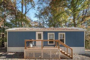 Exterior - Charming 2 Bedroom 1 Bath Small Cabin located at Lake Cumberland. #403 (Jamestown)