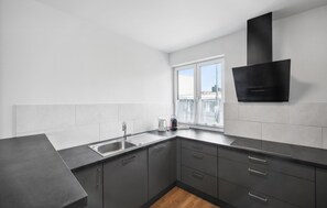 Kjøleskap, kokeplater, oppvaskmaskin og kaffetrakter/tekoker