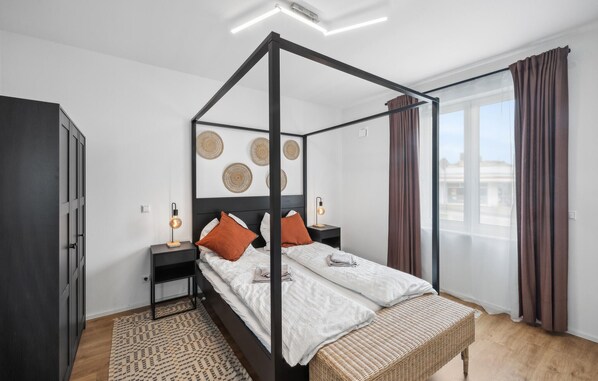 2 bedrooms, travel crib, free WiFi, bed sheets