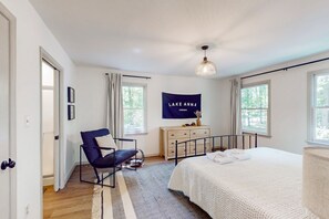 5 bedrooms, internet, bed sheets - Stunning lakefront retreat w/firepit, game room, & water views (Bumpass)