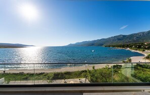 Property grounds - Beach front apartment in Rovanjska (Rovanjska)