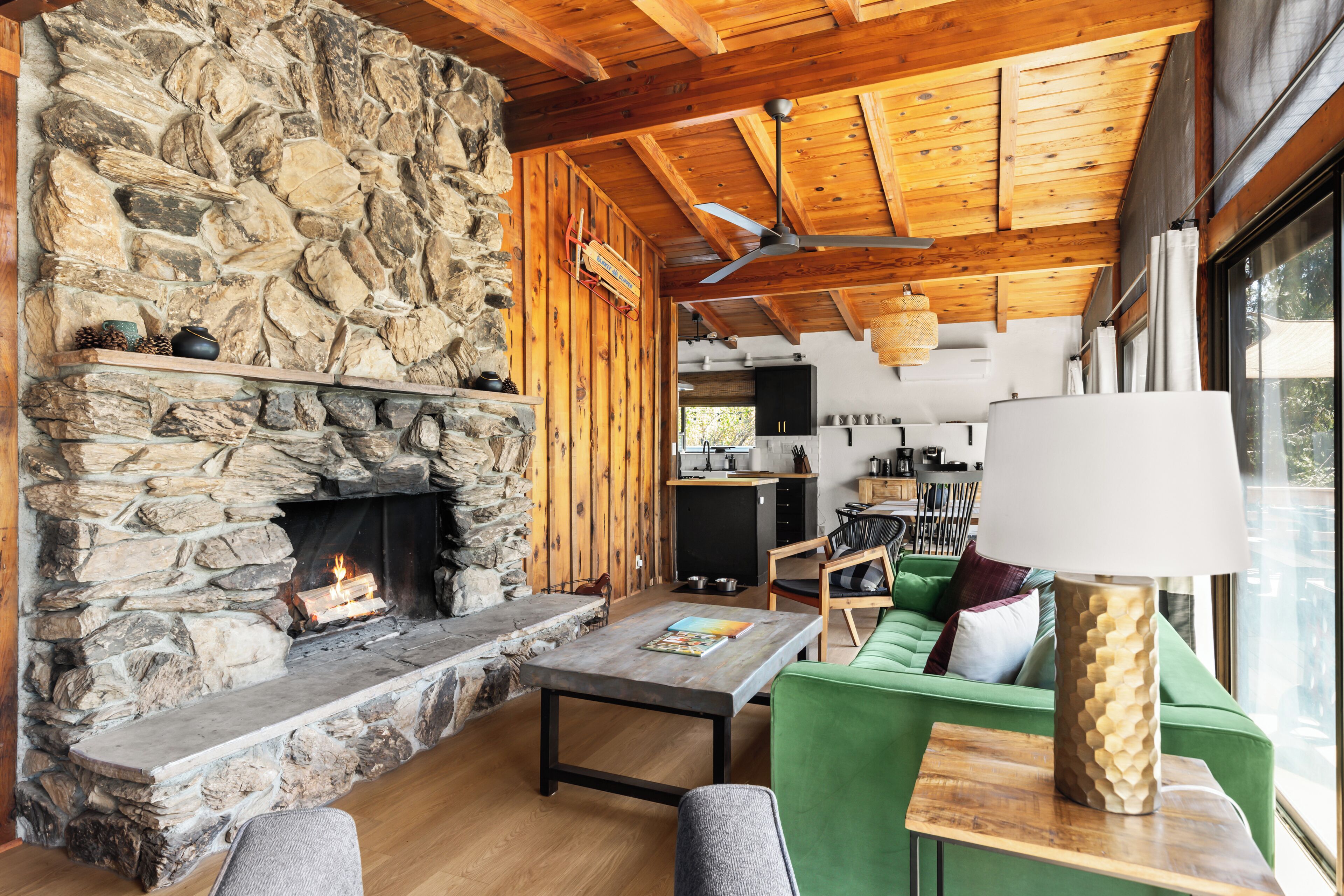 Smart TV, lareira, pebolim, livros