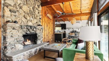 Smart TV, lareira, pebolim, livros