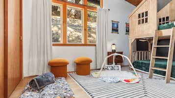 2 habitaciones, tabla de planchar con plancha y cuna de viaje