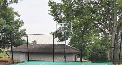 Renovated LakeViews NoStairs
Indoor/Outdoor Pools
Pickleball/Basketball/KidsPark