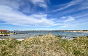 Nær stranden og fisking