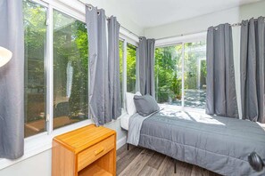 3 bedrooms, desk, WiFi, bed sheets