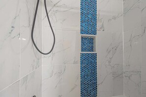 Shower, towels, shampoo