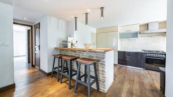 Réfrigérateur, four, plaque de cuisson, lave-vaisselle