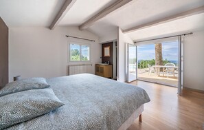 5 bedrooms, free WiFi - House with pool panoramic view (Saint-Cézaire-sur-Siag)