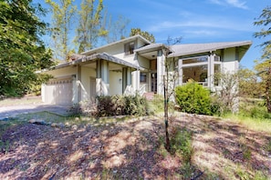 Exterior - Two-story golf course-adjacent getaway with a patio, washer/dryer, central AC (Groveland)