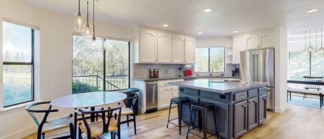 Kühlschrank, Mikrowelle, Ofen, Herdplatte