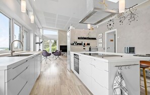 Kjøleskap, kokeplater, oppvaskmaskin og kaffetrakter/tekoker