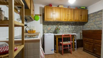 Kühlschrank, Mikrowelle, Kochgeschirr/Geschirr/Besteck, Esstisch