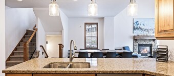 Luxurious Home Short Drive to Deer Valley, Private Hot Tub, Parking for 3 Cars, Sleeps 18!