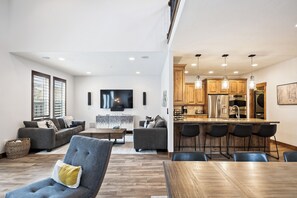 Smart-TV, Kamin, Arbeitsbereiche