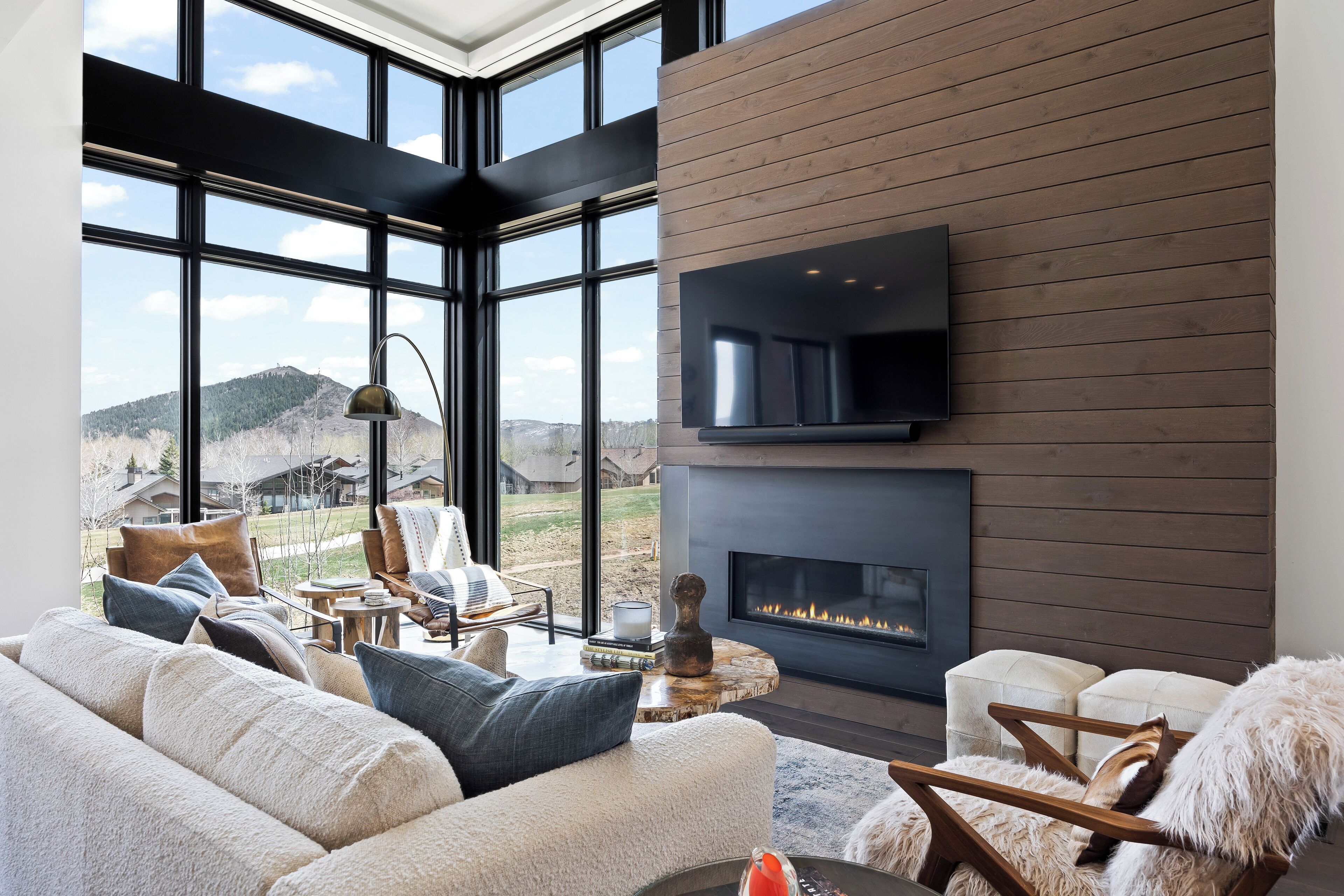 Smart TV, chimenea y oficina 