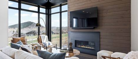 Smart TV, chimenea y oficina