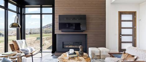 スマートテレビ、暖炉、書斎 / ワークスペース