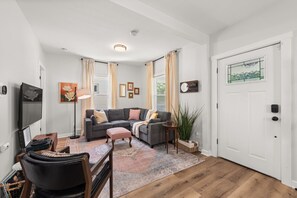 TV, video games - Designer Decor | N64 | Office | Sleeps 8 | Private (Euclid)