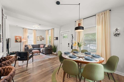 King Suite - Sleeps 8 - Pet Friendly - Porch