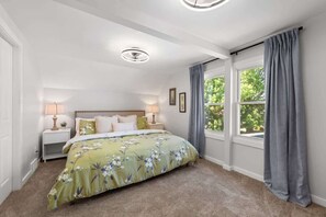 3 bedrooms, desk, iron/ironing board, travel cot - Renovated and Professionally Designed 3Bed Home! (Euclid)