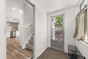 Interior - Designer Decor | N64 | Office | Sleeps 8 | Private (Euclid)