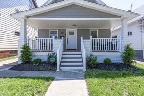 Exterior - Designer Decor | N64 | Office | Sleeps 8 | Private (Euclid)