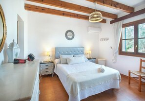 5 bedrooms, iron/ironing board, travel crib, free WiFi - Spacious Stone Villa, A/C, Private Pool, Idyllic Setting - 10mins from Ancient Towns & Beaches! (Alcudia)