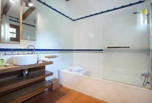 Dusche, Haartrockner, HandtĂŒcher