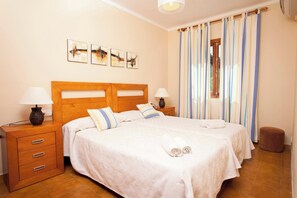 5 habitaciones, tabla de planchar con plancha y cuna de viaje