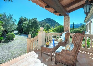 Terrace/patio - Beautifully Restored Country House, A/C Private Pool, Mountain Views - 10mins to Old Town Pollenca (Pollença)
