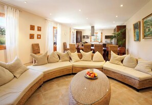 Smart-TV, DVD-Player, Tischtennisplatte