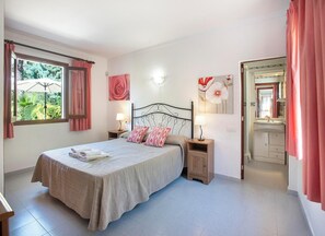 2 bedrooms, iron/ironing board, travel cot, free WiFi