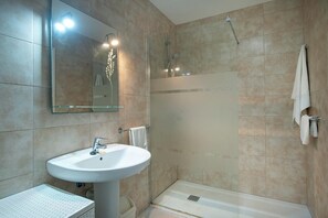 Shower, hair dryer, towels - Charming Villa, A/C, Private Pool, Beautiful Garden & Views in La Font - 20mins walk to Pollenca! (Pollença)